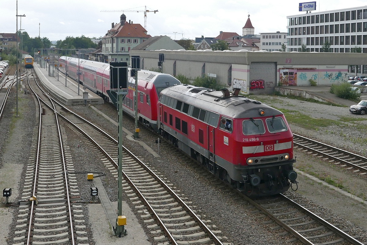 Nicht wie sonst üblich schiebt sondern zieht 218 496-8 den von Lindau kommenden IRE 4218 am 07.09.2017 aus dem Bahnhof von Biberach (Riß) nach Ulm.