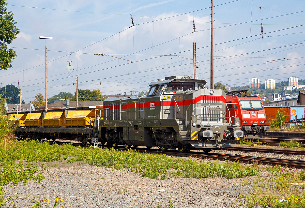 
Nicht zum ersten Mal hatte ich das Einzelstück dieser Lokbaureihe vor der Linse, aber nun nach Eigentümerwechsel in einer anderen Farbgebung...
Die Vossloh G 12 „Karl August“  92 80 4120 001-7 D-KAF der KAF Falkenhahn Bau AG (Kreuztal) mit Kippwagen MK 45 DH „LW-Kipper“ der Gattung Rlps am Haken, die hier am 26.08.2018 in Kreuztal mit Schotter beladen werden. Mit dem Schotter geht es später zur Baustelle in Richtung Bad Berleburg.

Die G12 wurde 2010 von Vossloh in Kiel unter der Fabriknummer 5001919, als Prototyp, gebaut und bereits auf der InnoTrans 2010 präsentiert, 2014 konnte ich sie selbst auf der InnoTrans 2014 als SLG Spitzke G 12 - SP - 012 (92 80 4120 001-7 D-VL) sehen und ablichten. Aus Fachkreisen kann man hören dass es wohl nicht so ein guter Wurf war und so bleibt diese G 12 wohl ein Einzelstück. Lediglich von der diesel-elektrischen Variante (DE 12) wurden bisher 5 Stück gebaut. Die leistungsstärkere Serie G18 / DE 18 ist erheblich erfolgreicher.

Die G 12 wie auch die G 18 sind neue dieselhydraulische Lokomotiven der fünften Generation für den schweren Rangier- und Streckendienst von Vossloh Locomotives.  Die G 12 mit 1.200 kW sowie die G 18 mit 1.800 kW. Angetrieben werden die Vierachser von den optimierten Turbo-Flex-Getrieben von Voith. Ein neues Drei-Wandler-Getriebe verbessert den Wirkungsgrad und ist mit einem leistungsfähigen Retarder zum verschleißfreien Bremsen ausgerüstet. Das Gesamtgewicht der Loks kann flexibel zwischen 80 und 90 t ausgelegt werden.

Technische Daten:
Spurweite:  1.435 mm  
Achsanordung:  B‘B‘
Höchstgeschwindigkeit: 100 km/h 
Dieselmotorleistung:  max. 1.200 kW
Dieselmotor:  MTU 8V 4000 R43 (L)
Dieselmotordrehzahl  1.800 min-1
Abgasvorschriften:  EU/2004/26 Stufe IIIA/prepared for stage IIIB  
Anfahrzugkraft:  259 kN
Dienstgewicht:  80 t
Raddurchmesser:  1.000 mm (neu) / 920 mm (abgenutzt)
Länge über Puffer : 17.000 mm  
Größte Höhe:  4.310 mm  
Größte Breite:  3.080 mm
Drehzapfenabstand: 8.100 mm
Achsabstand im Drehgestell: 2.400 mm
Strömungsgetriebe:  Voith L 4r4 zseU2
Hydrodynamische Bremsleistung:  max. 1.000 kW
Kleinster befahrbarer Bogenradius:  55 m
