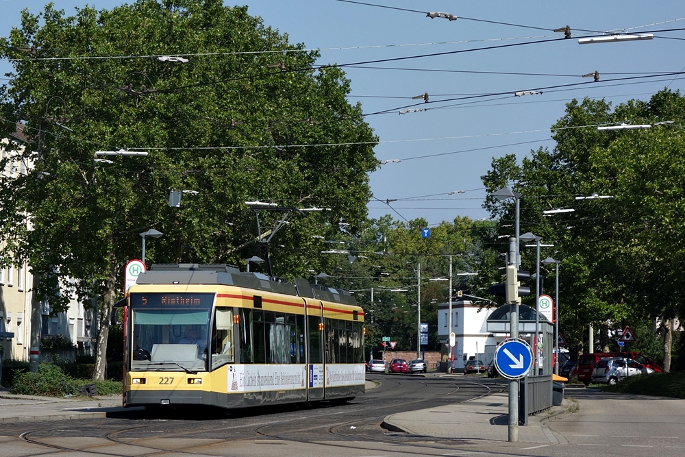Niederflurwagen 227 als Linie 5 nach Rintheim. Aufgenommen an der Rintheimer Straße am 22. August 2015.