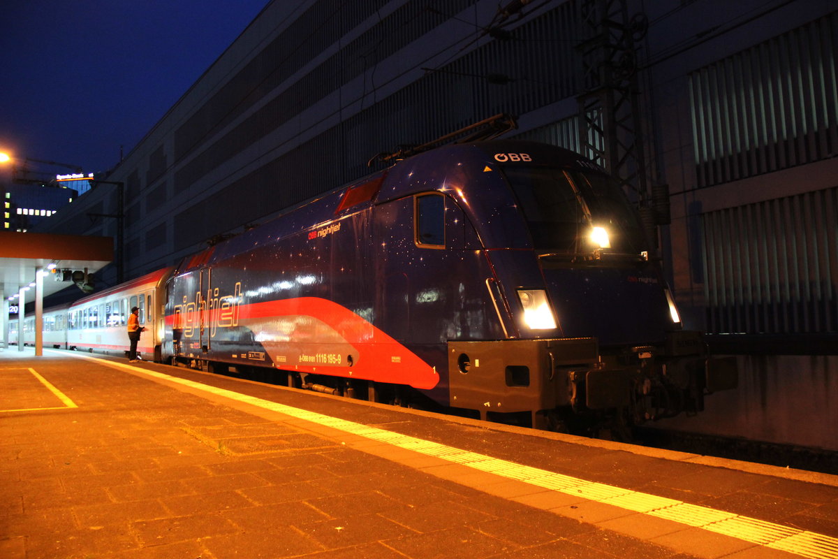 Nightjet Taurus 1116 195 am 17.3.17 in Düsseldorf Hbf mit EN420 