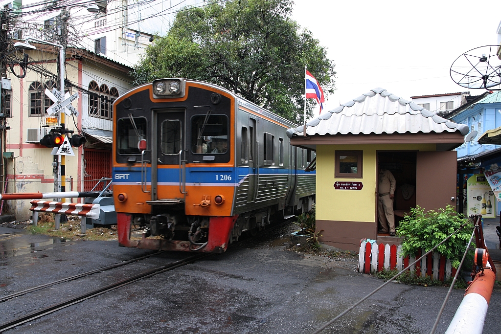 NKF 1206 (1A'2', dh, Nippon Sharyo, Bauj.1985) als letztes Fahrzeug des ORD 4343 von Wongwian Yai nach Mahachai am 10.Jänner 2018 auf der EK im Km 3,699 bei der Talat Phlu Station.