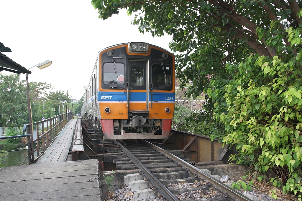 NKF 1234 (1A' 2', dh, Kawasaki, Bauj.1985) als letztes Fahrzeug des ORD 4343 (Wongwian Yai - Mahachai) am 15.Dezember 2017 bei der Chom Thong Station.