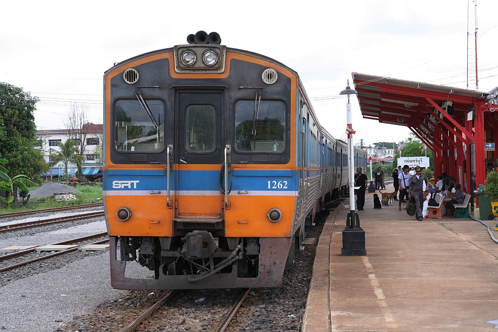 NKF 1262 (Tokyu, Fuji Heavy Industries and Nippon Sharyo, Bauj. 1985) als letztes Fahrzeug des ORD 282 nach Hua Lamphong am 14.Mai 2017 in Kabin Buri.
