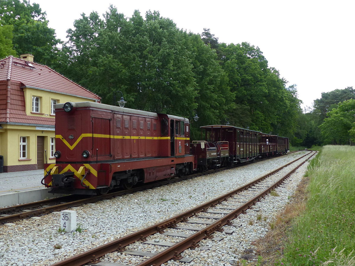 NKW Lxd2-472  Rewal  mit einem Zug nach Trzęsacz, am 12.06.2017 in Pogorzelica.