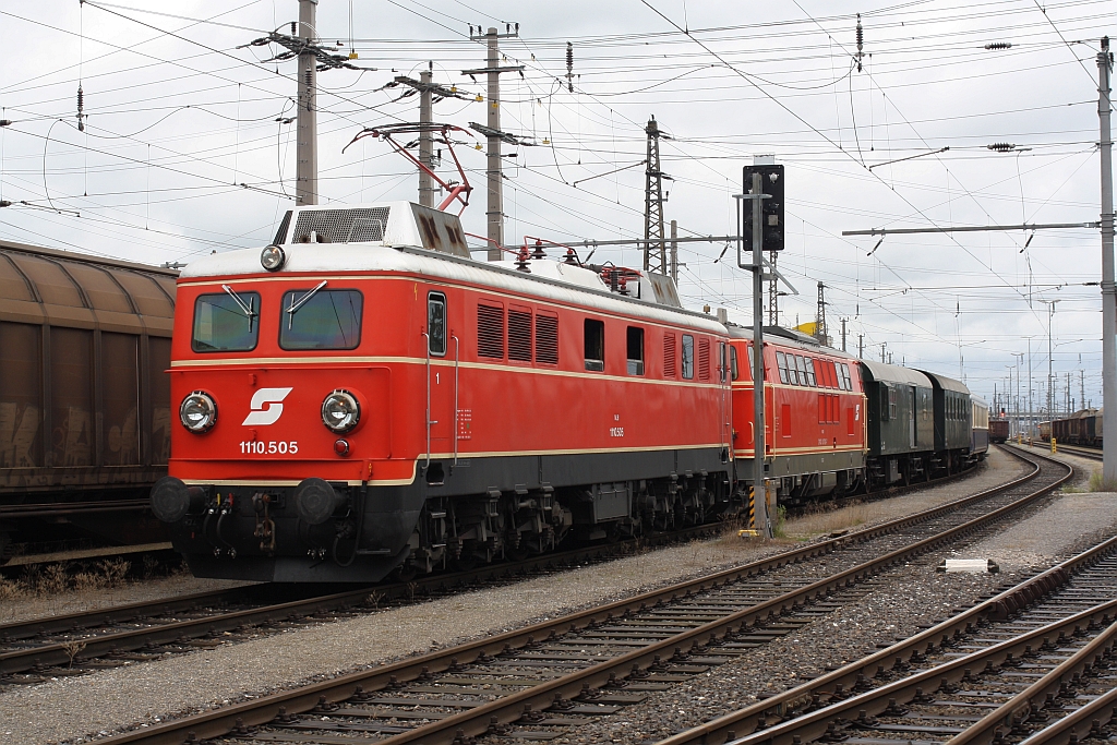 NLB 1110.505 und 2143 070-7 am 21.August 2016 im Bahnhof Amstetten.