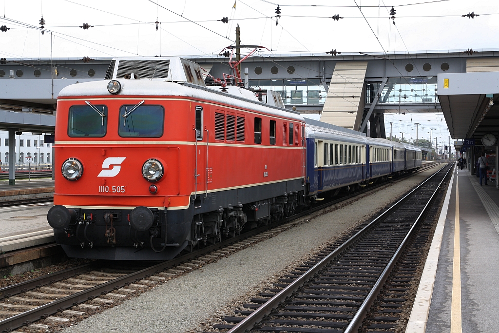 NLB 1110.505 am 07.Oktober 2017 mit dem SR 16377 (Mistelbach - Ampflwang) im Bahnhof Wels.