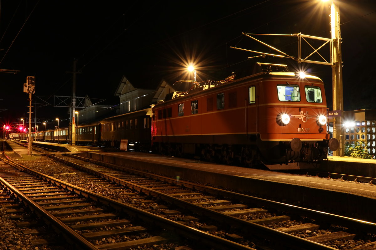 NLB 1110.505 am 23.9.2017 mit dem SR 14706 in Bad Ischl am Weg nach Frankenmarkt.
Das Bild wurde von einem Strebergarten neben dem Bahnhof gemacht mit Stativ und Zoom deswegen schaut es aus als würde es im Gleisbereich entstanden sein.