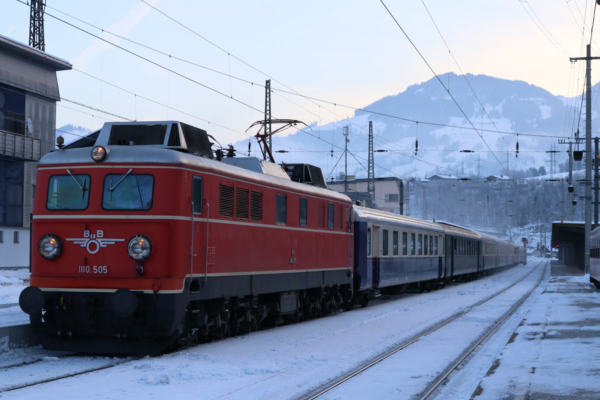 NLB 1110.505 im Bahnhof Schwarzach-St.V. bei einem Betriebsaufenthalt mit dem SR 14157 am 27.1.2018