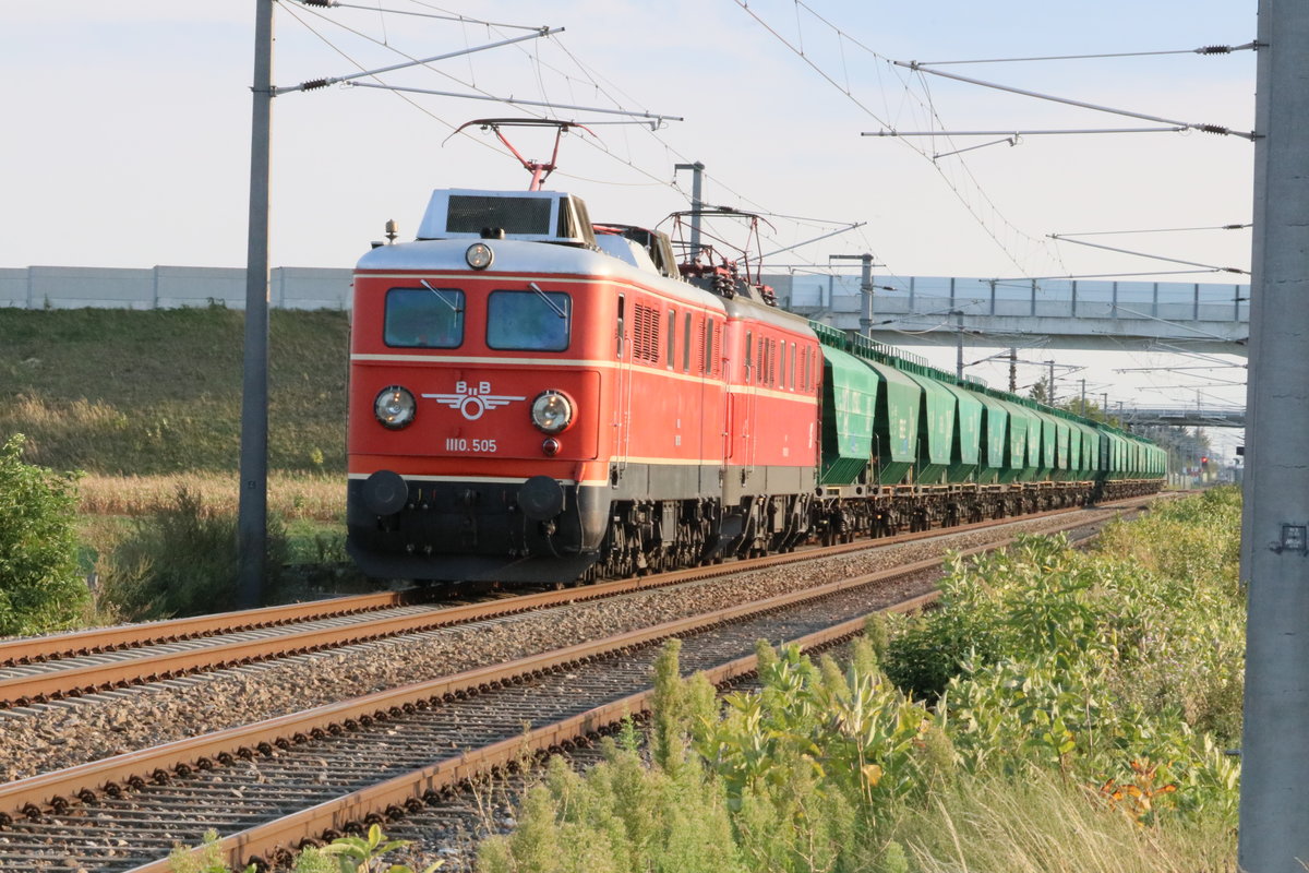 NLB 1110.505 und Club 1018 1010.03 mit dem SGAG 44380 kurz nach der Haltestelle Kapellerfeld am 21.8.2017
