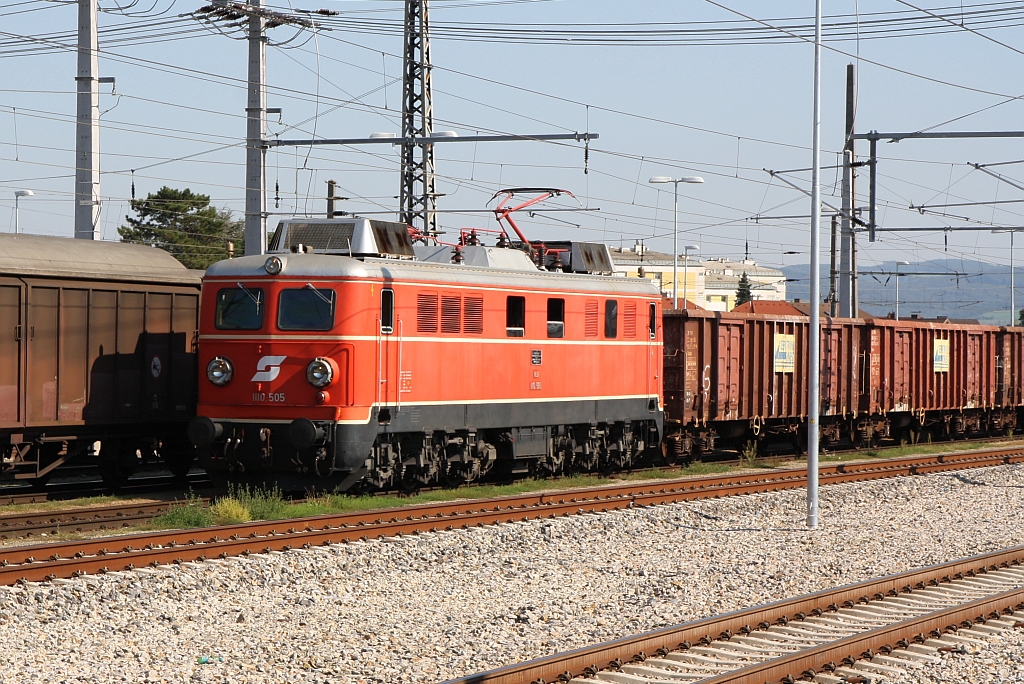 NLB 1110.505 fährt am 21.September 2018 mit dem Schlackeleerzug von Mistelbach nach Moosbierbaum durch den Bahnhof Tulln.