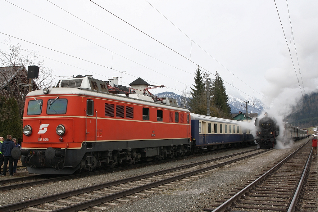 NLB 1110.505 ist mit dem SE 14290 im Zielbahnhof Admont angekommen, rechts im Bild die ÖGEG 78.618. Bild vom 17.März 2018.