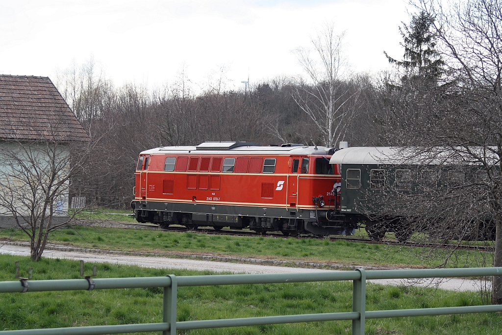 NLB 2143 070-7 am 05.April 2015 vor dem SLP 93955 in Prinzendorf-Rannersdorf.