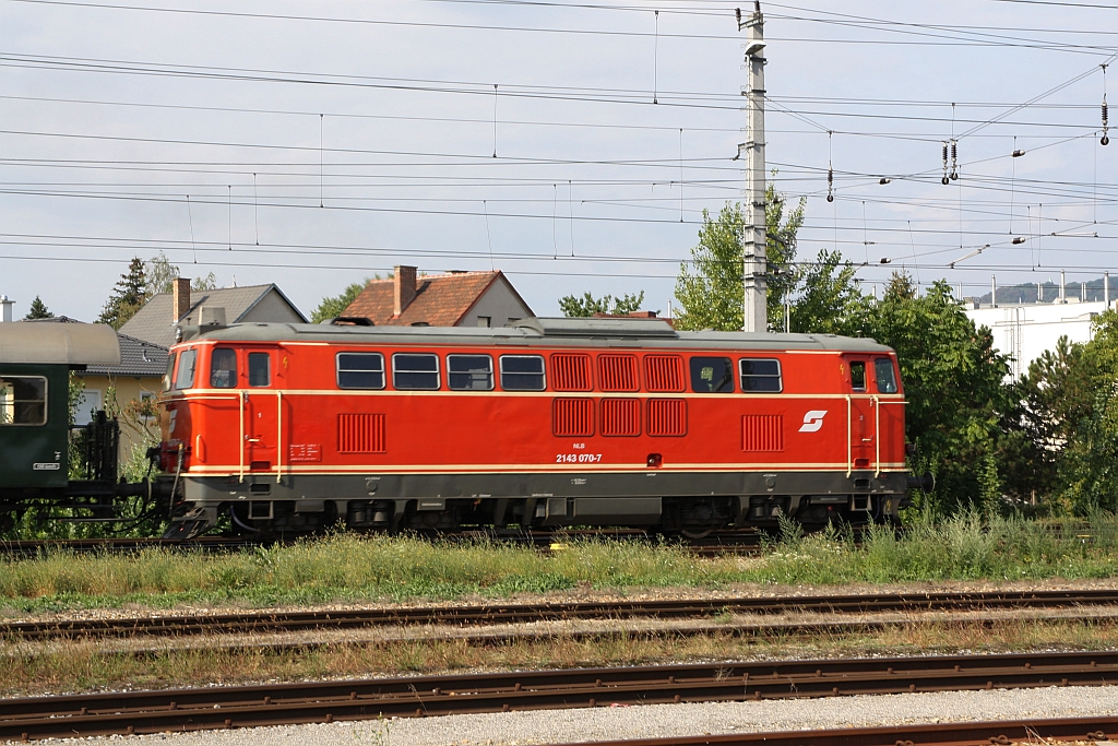 NLB 2143 070-7 am 31.August 2018 vor dem SR 17060 von Wien Meidling nach Retz (und weiter nach Drosendorf) im Bahnhof Jedlersdorf.
