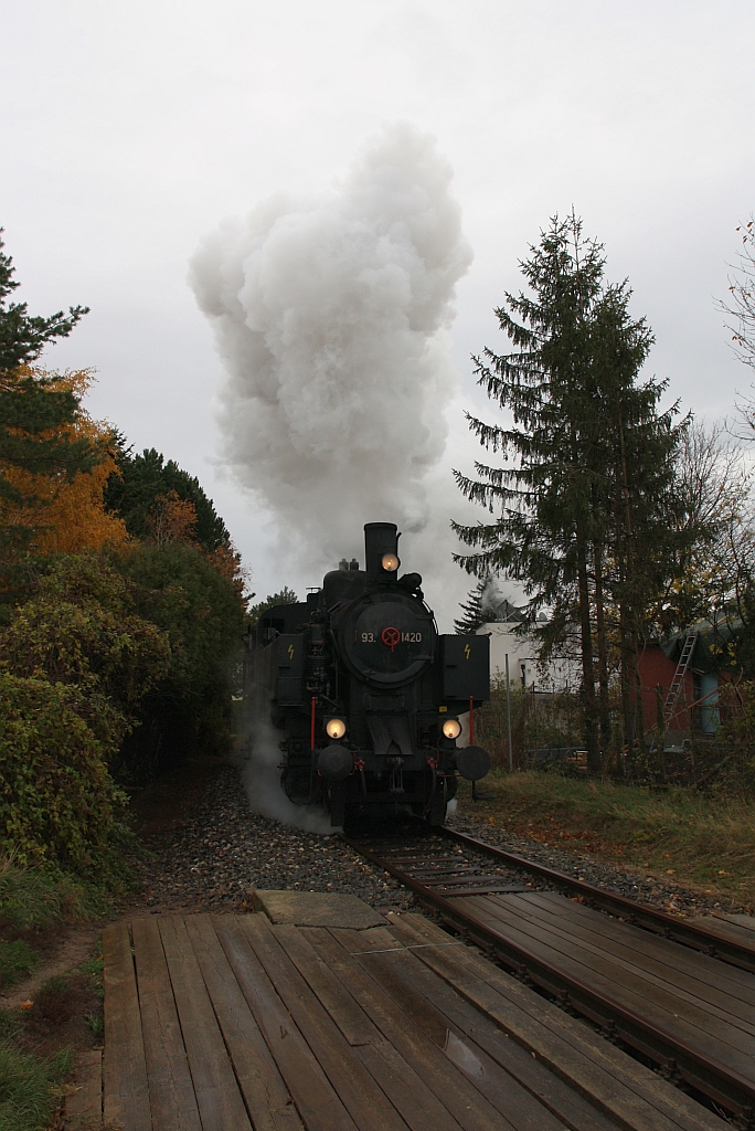 NLB 93.1420 am 12.November 2017 mit Zug1 von Wien Meidling nach Waldmühle kurz nach der Haltestelle Perchtoldsdorf.