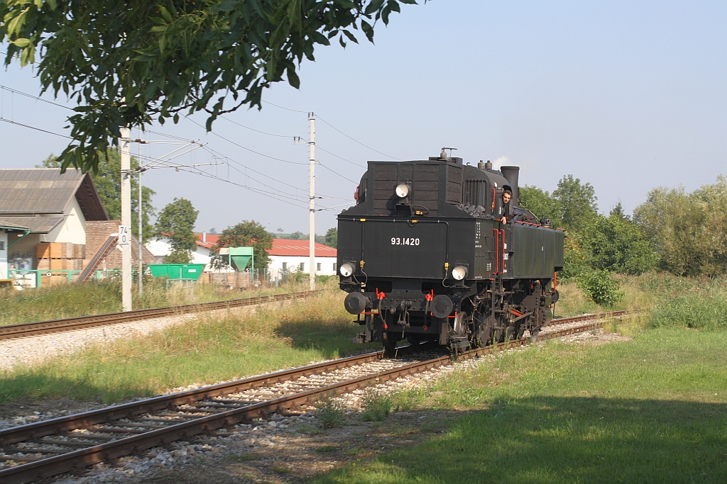 NLB 93.1420 fährt am 28.August 2016 als Lokzug von Mistelbach in Zellerndorf ein.
