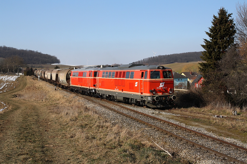 NLB - Tandem 2143 070-7 und 2143.56 fährt am 25.Februar 2018 mit dem SLGAG 97415 in Wetzleinsdorf ein.