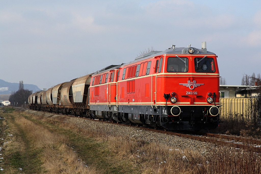 NLB - Tandem 2143.56 und 070-7 mit dem SLGAG 97414 am 25.Februar 2018 bei der Dabsch Kaserne in Korneuburg.