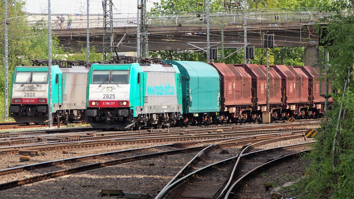NMBS 2825 fährt mit einem Stahlzug im Bhf Aachen-West ein am 9.Mai 2016