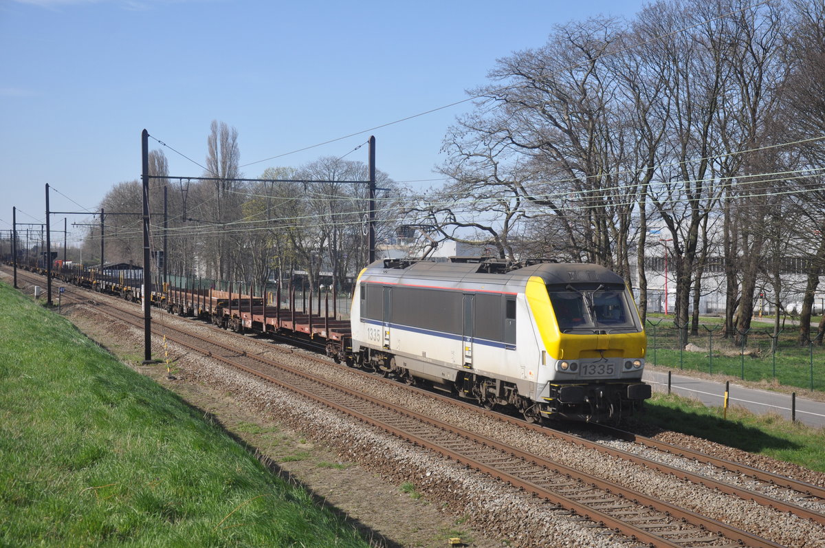 NMBS hle 1335 mit Rungenwagen aufgenommen 25/03/2017 am Leemputtelaarbaan Deurne-Antwerpen