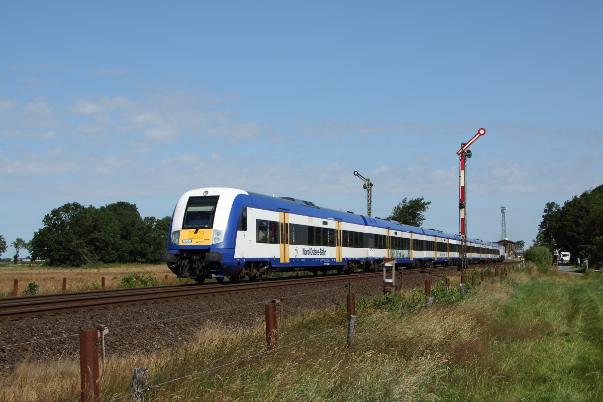 NOB 81713 von Westerland nach Hamburg-Altona kurz nach dem Halt in Langenhorn. Fotografiert am 18.07.2015. 