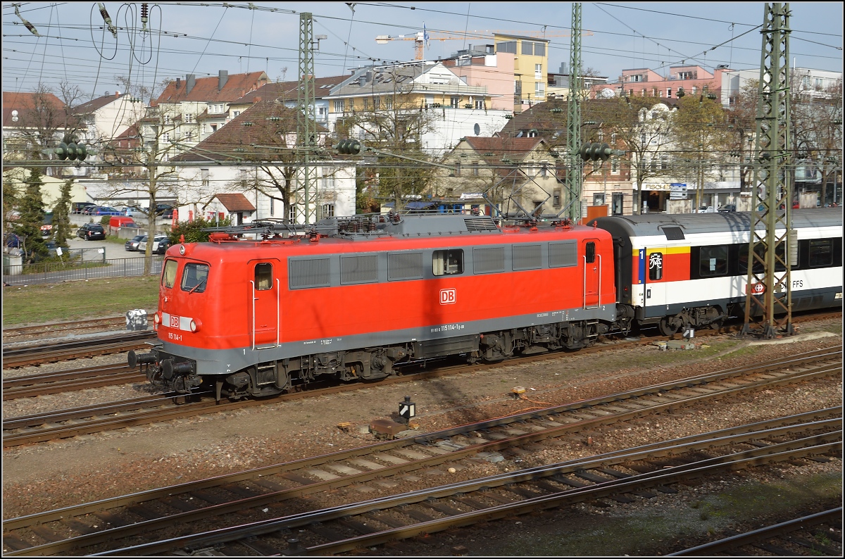 Noch im alten Fahrplan fährt die inzwischen 58-jährige 115 114 einmal mehr einen IC von Singen nach Stuttgart. Oktober 2015.