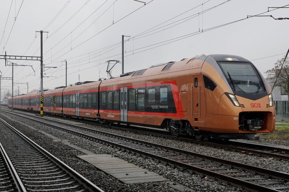 Noch befindet sich der neue SOB-Flirt RABe 526 in der Testphase. Am 6. Dezember 2018 war ein zukünftiger Voralpenexpress in Luterbach stationiert.
Foto: Walter Ruetsch