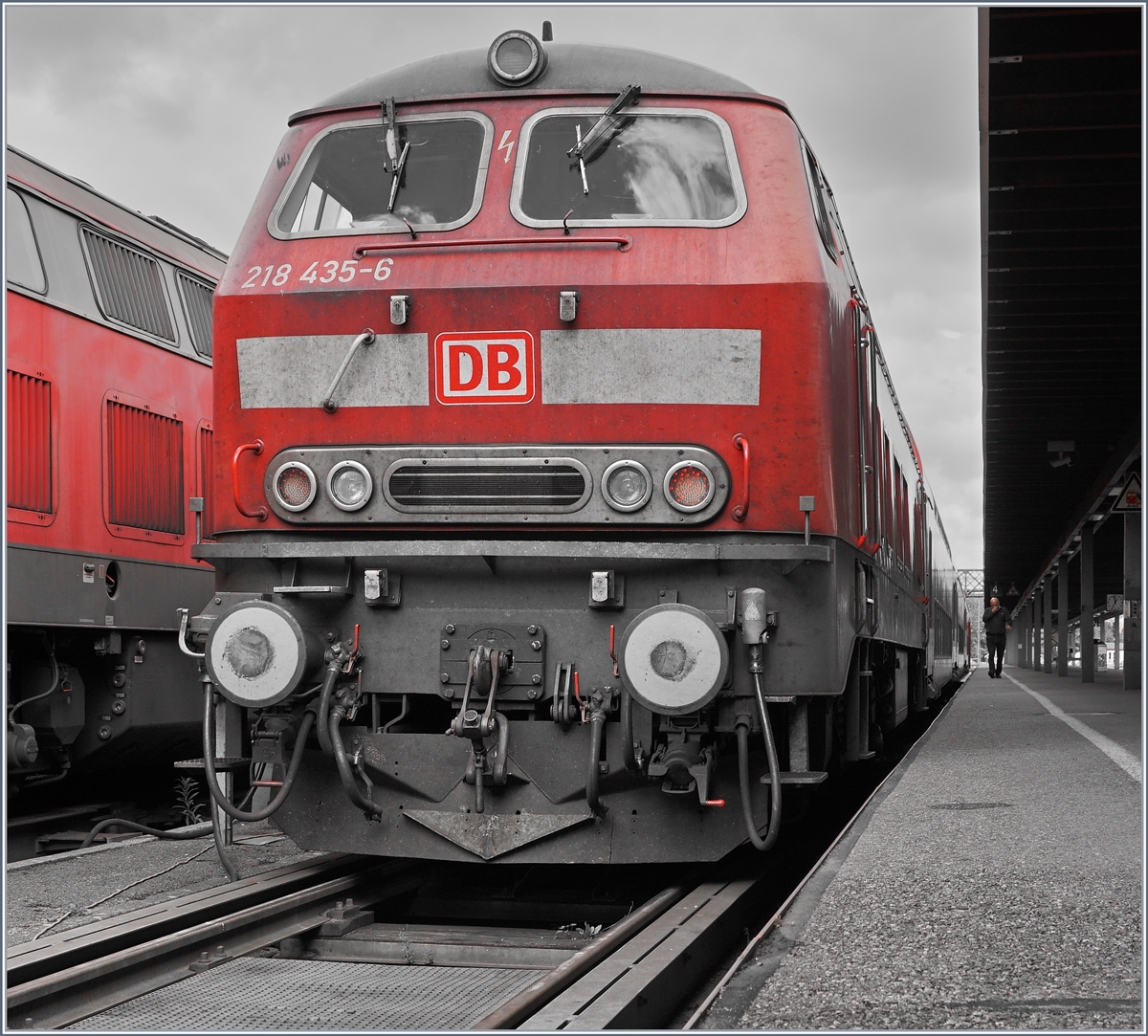 Noch bekommt man mit etwas Glück in Lindau und Umgebung in den Genuss die formschönen V 218 zu erleben.
Im Bild die DB 218 435-6 in Lindau Hbf.


24. Sept. 2018