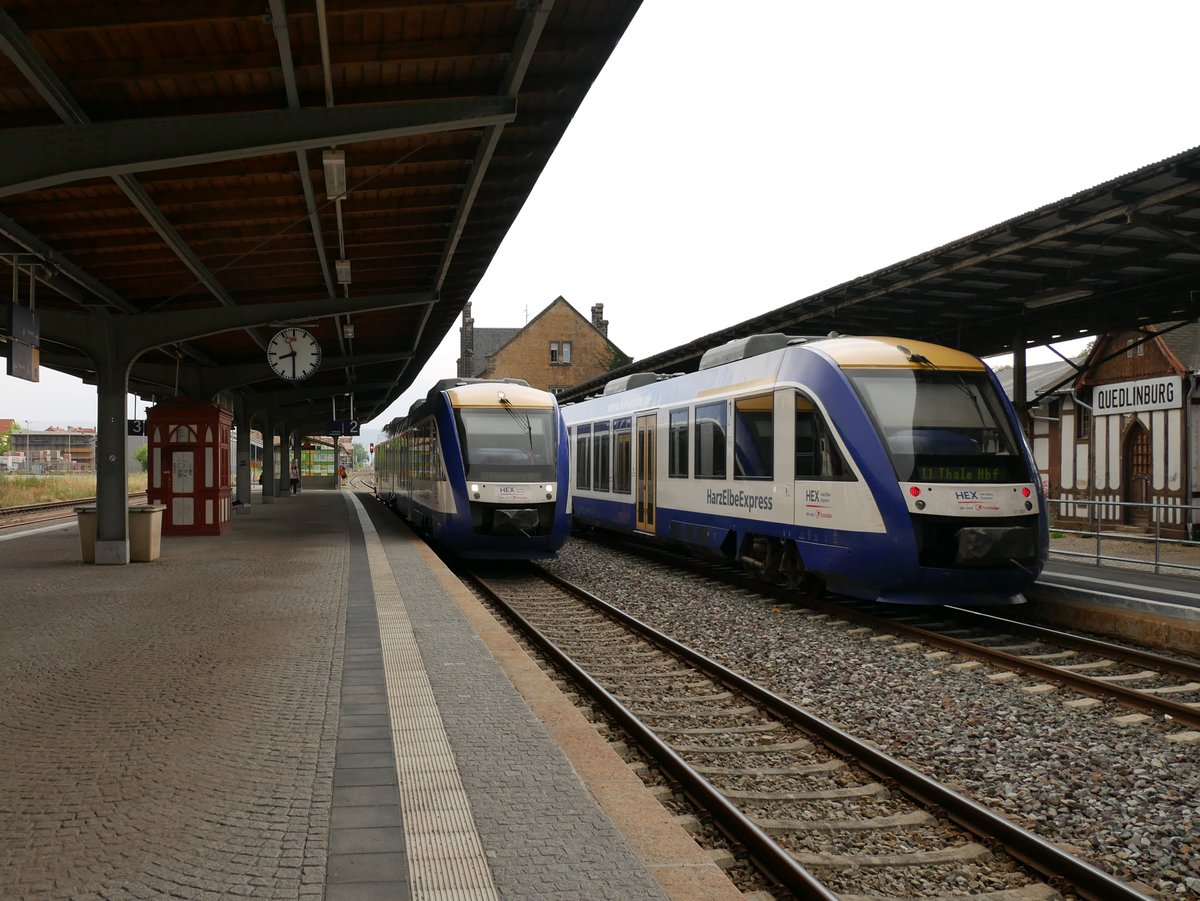 Noch bis Ende des Jahres 2018 fährt in Quedlinburg der HEX. Immer zur halben Stunde treffen sich dabei zwei LINT 41 im interessant modernisierten Bahnhof: an Gleis 1, an dem man einfach auf den alten Bahnsteig einen neuen Asphaltbahnsteig aufgesetzt hat, steht der Zug nach Thale, an Gleis 2, einem schön mit Kopfsteinpflaster modernisierten Bahnsteig, hält der LINT nach Magdeburg.
Gleis 3 ist seit 2006 meterspurig und wird von der HSB genutzt.