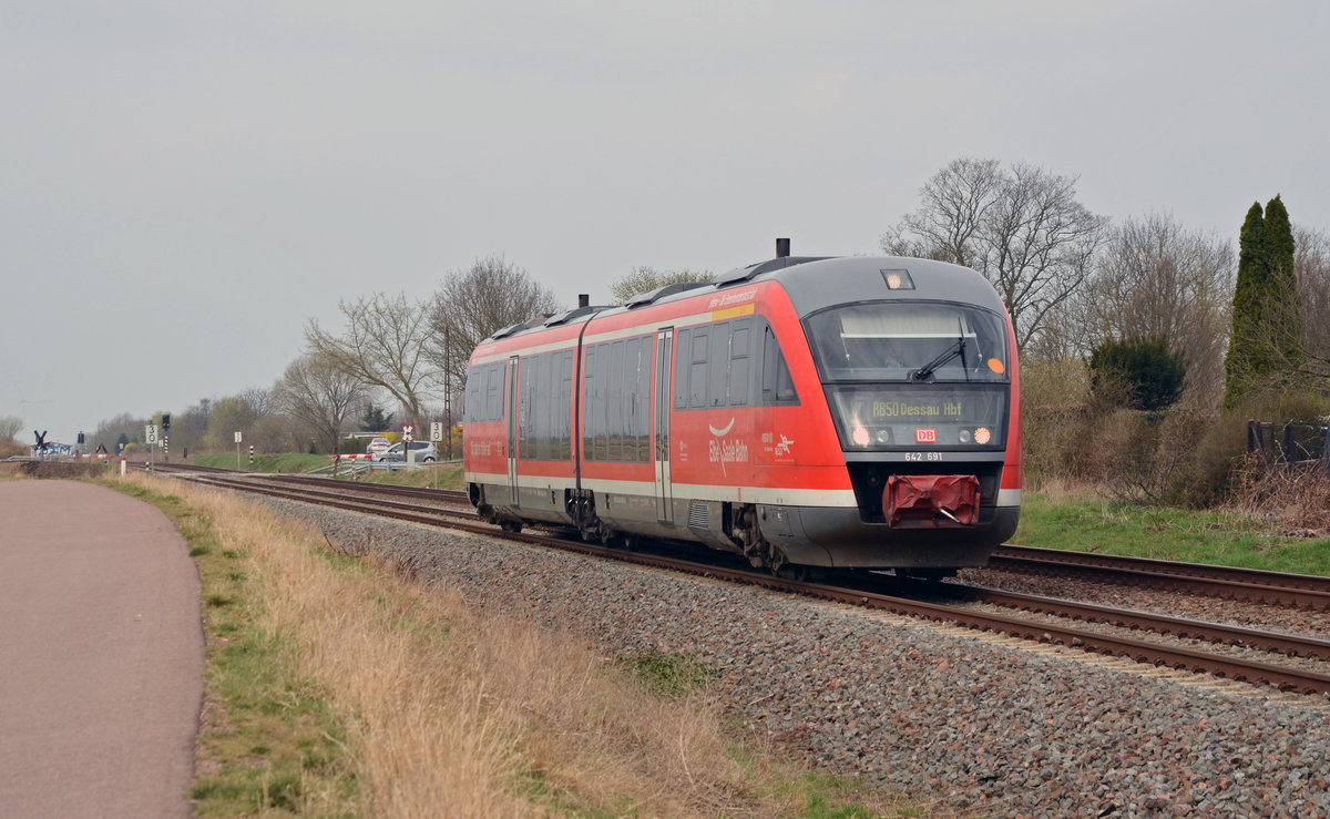 Noch bis zum Fahrplanwechsel sind die Desiros auf der Strecke Dessau-Köthen-Aschersleben/Güsten anzutreffen. Dann werden sie durch Lint von Abellio ersetzt. Am 11.04.18 rollt 642 191 durch Köthen Richtung Hbf.