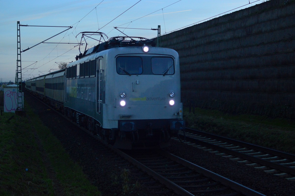 Noch ein Abendbild, die Railadventure 139 558-1 mit fünf Schutzwagen und einigen Containerwagen im Nacken, habe ich sie heute ablichten können bei Allerheiligen.8.1.2016