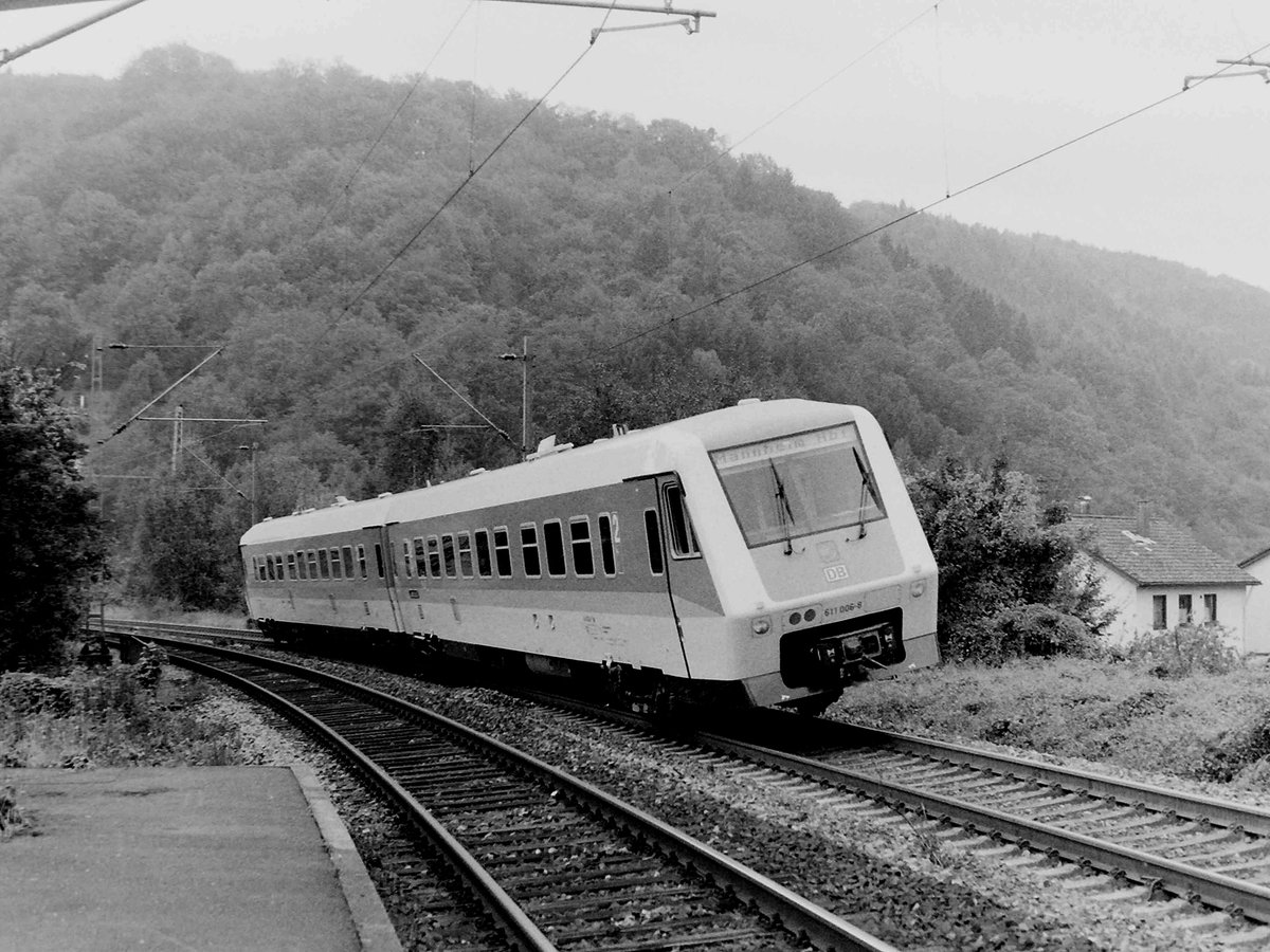 Noch ein Bild vom Rudolf, der Nachschu auf den 611 006 der als RegionalExpress nach Mannheim hier Neckargerach verlsst gen Zwingenberg im Sommer 1998. Foto Rudolf Pavel