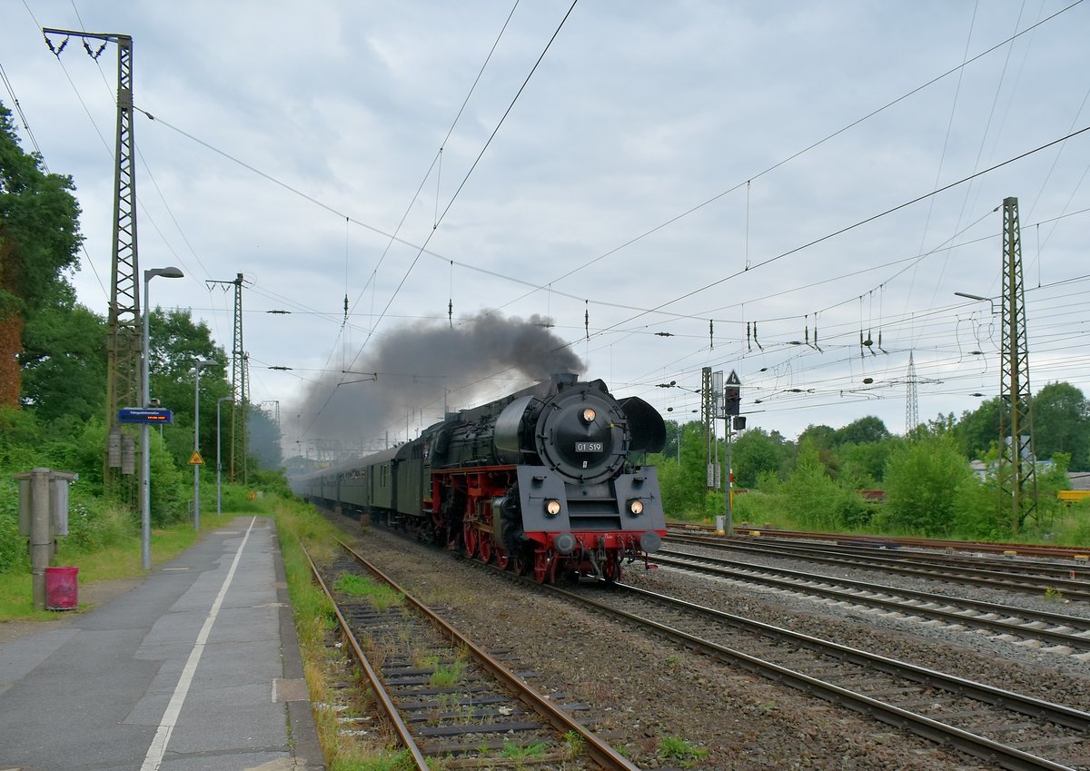 Noch ein Dampflokbild aus Entenfang von der 01 519 als sie am Abend des 2.6.2018 mit einem Sonderzug aus Köln nach Emden auf dem Rückweg durchfuhr.