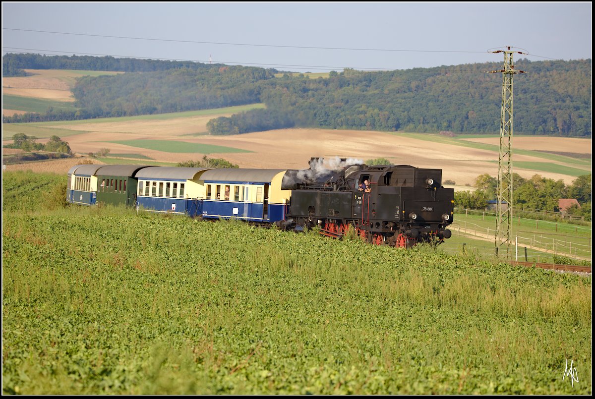 Noch einmal die Richtung Wien zurückfahrende 78 618 der ÖGEG auf einer, für diese Dampflokreihe ungewöhnlichen Lokalbahn-Strecke. Entstanden ist die Aufnahme kurz nach Hetzmannsdorfs in Fahrtrichtung Wien. (16.09.2018)