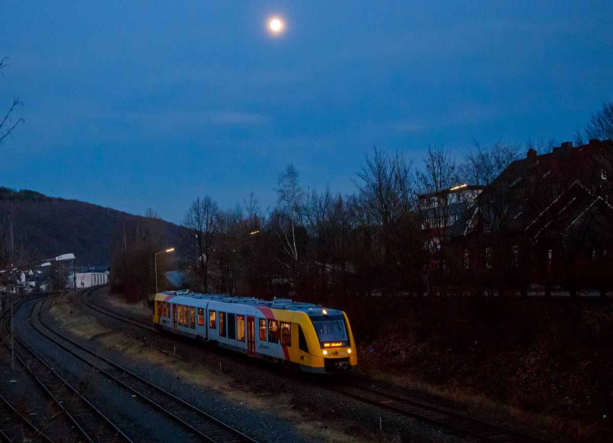 
Noch ist er nicht ganz voll.....
Ein Alstom Coradia LINT 41 neue Generation der HLB (Hessische Landesbahn GmbH) erreicht am 18.02.2019 als RB 96  Hellertalbahn  bald den Bahnhof Herdorf. 