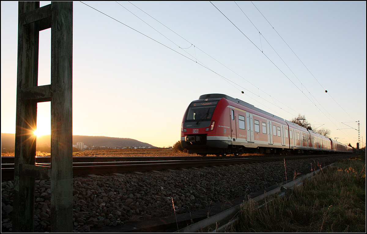 Noch erreicht die Sonne die Bahn -

... doch in wenigen Minuten wird sie hinter dem Schurwald verschwunden sein. Eine S-Bahn der Baureihe 430 ist hier als S2 bei Weinstadt-Endersbach unterwegs nach Schorndorf.

29.11.2016 (M)