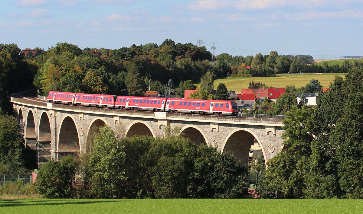 Noch fahren die BR 612 auf der RE 6 Linie (Chemnitz - Leipzig). Ab den Fahrplanwechsel im Winter fährt dann die MRB (Mitteldeutsche Regiobahn) mit Dieselloks und modernisierte Reichsbahnwagen, die vorher bei der NOB unterwegs waren. Da sich auf die Ausschreibung der RE6-Linie keiner beworben hatte außer die DB hatte man die Kriterien heruntergeschraubt damit auch kleinere Unternehmen eine Chance haben sich zu bewerben und gewinnen. So waren zum Beispiel keine klimatisierten Wagen Pflicht gewesen. Resultat daraus ist das eben jene MRB die Ausschreibung gewonnen hat die dann ohne klimatisierten Wagen fahren, obwohl es heutzutage bei Neuausschreibungen eigentlich Standard ist.

Hier fahren 612 106 und 612 103 am 30.09.2015 mit dem RE 3737 (Leipzig Hbf - Chemnitz Hbf) über das Bahrebachviadukt bei Wittgensdorf.