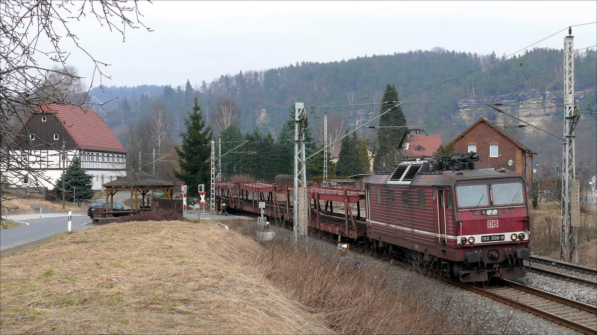 Noch in Farbgebung Deutsche Reichsbahn Knödelpresse 180 006  mit einem Zug leerer Autotransporter von Dresden nach Tschechien; Kurort Rathen (Sächsische Schweiz), 13.03.2011
