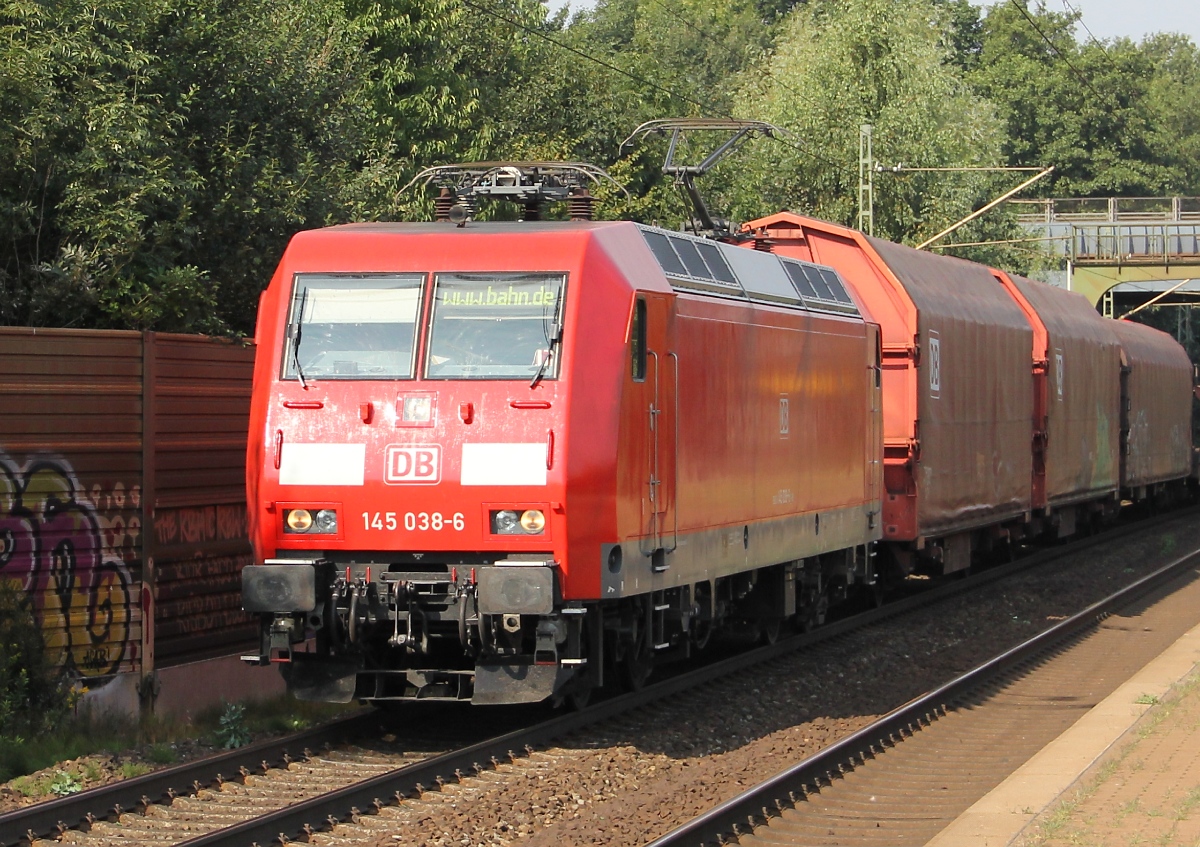 Noch Fragen?  www.bahn.de  145 038-6 mit gemischtem Güterzug in Fahrtrichtung Seelze. Aufgenommen am 07.09.2013 in Dedensen-Gümmer.