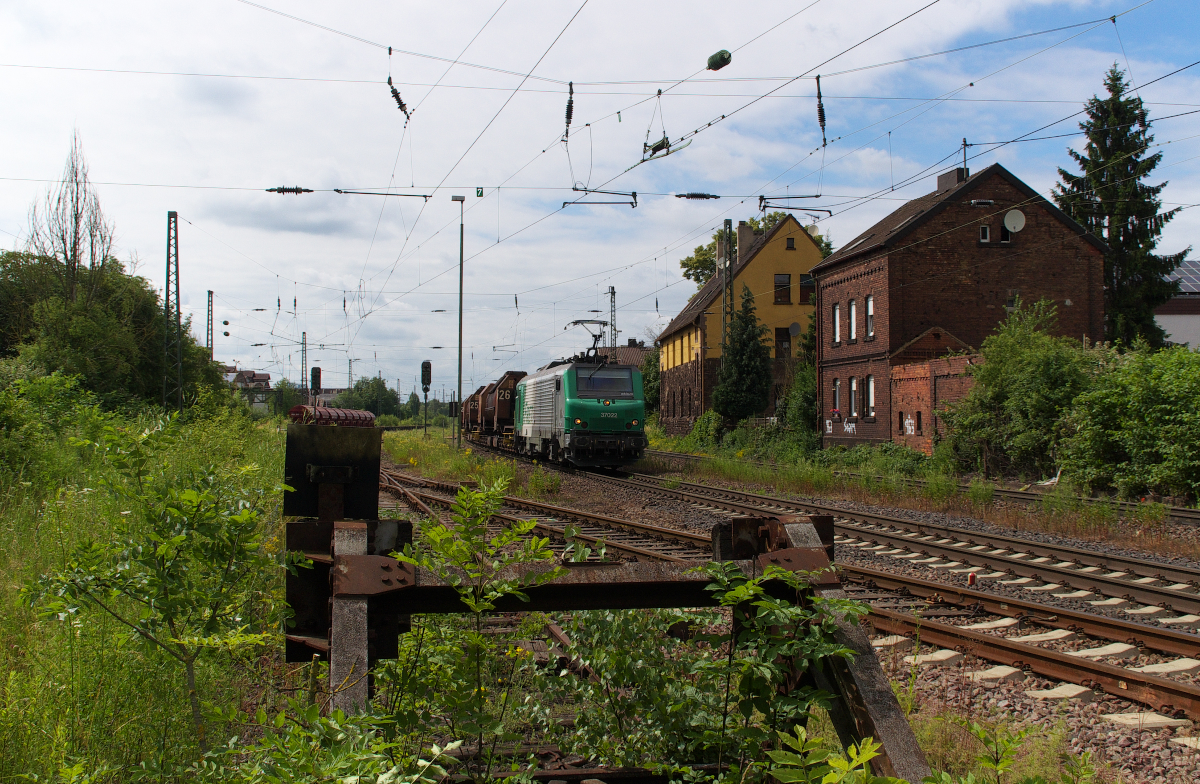 Noch in FRET Lackierung - Im März 2013 gab es einen Betreiberwechsel für die Suppenzüge zwischen Dillingen Hochofen und Völklingen. Zwischen 2003 und 2008 war die SBB Cargo unter Vertrag, danach für 5 Jahre die DB. Im Jahr 2013 entschlossen sich die Saarstahl AG und die ROGESA (Roheisengesellschaft Saar) die Verkehre an Saarrail, das Bahnunternehmen der Saarstahl zu geben. Bei der SNCF Tochter Akiem wurden leistungsstarke E-Loks der Baureihe Alstolm Prima I (BB 37000) angemietet, ebenso Diesel Prima von Akiem, falls der Fahrdraht mal eine Störung hat. Das eigene Personal wurde geschult und dann ging es am 01.03.2013 los. 37022, noch in alter SNCF FRET Lackierung, bringt die volle Suppe aus Dillingen nach Völklingen und hat gerade den Bahnhof Bous durchfahren. Ein paar Monate später wurde die Lok des FRET Designs beraubt und heute fährt sie in Akiem silber über die Gleise. 
Bahnstrecke 3230 Saarbrücken - Karthaus am 04.07.2013