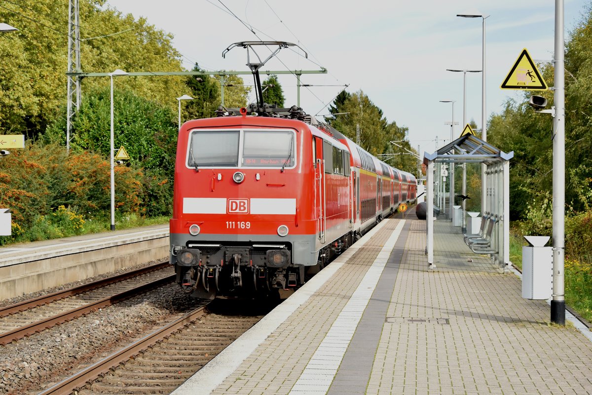 Noch gerade so bei der Ausfahrt erwischt, habe ich den nach Dortmund fahrenden RE4 am Sonntagmittag, als die 111 169 ihn aus Erkelenz hinausschiebt. 1.10.2017