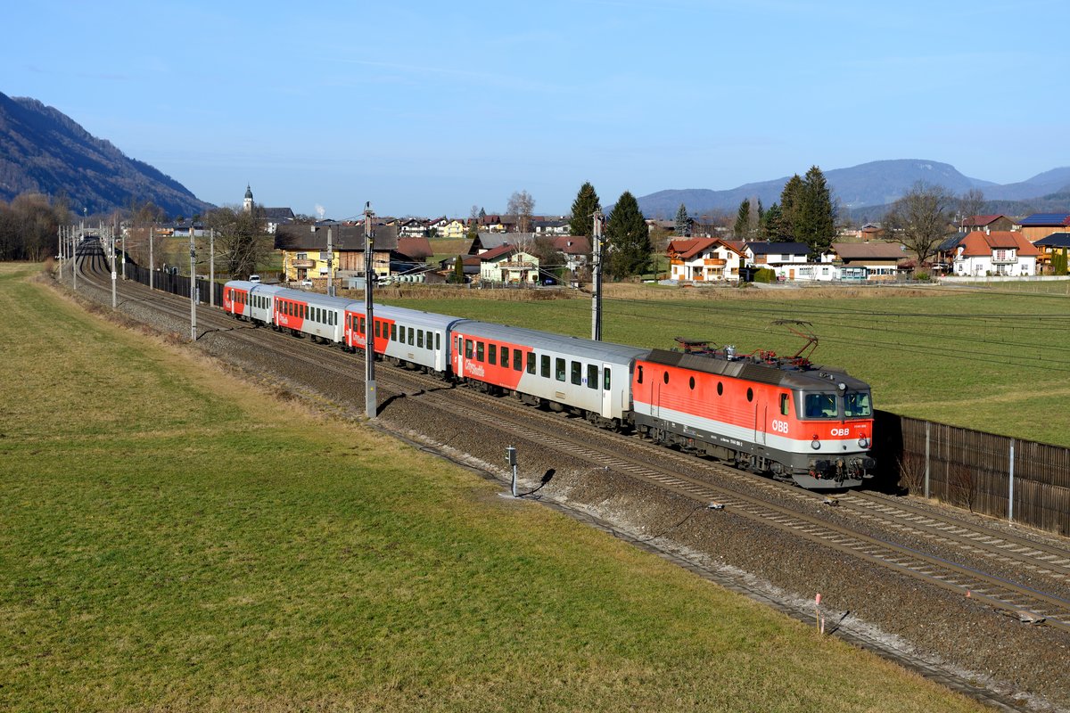 Noch gestaltet sich der Bezirksverkehr auf der Giselabahn in klassischer Form: 1144.106 schiebt am 19. Dezember 2015 ihren REX 1507 bei Kuchl in Richtung Salzburg. Auf dem Dach gut erkennbar ist der Überspannungsableiter neuerer Bauart.