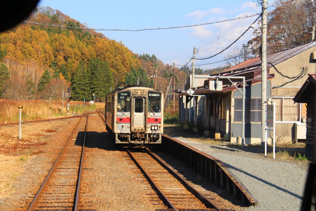Noch hat die Linie aus dem Inland zur Stadt Rumoi an der Westküste von Hokkaidô eine Gnadenfrist, aber sicher nicht mehr lange. Kreuzung mit Triebwagen KIHA 54 505 in Tôgeshita oberhalb Rumoi. 23.Oktober 2015 RUMOI-LINIE