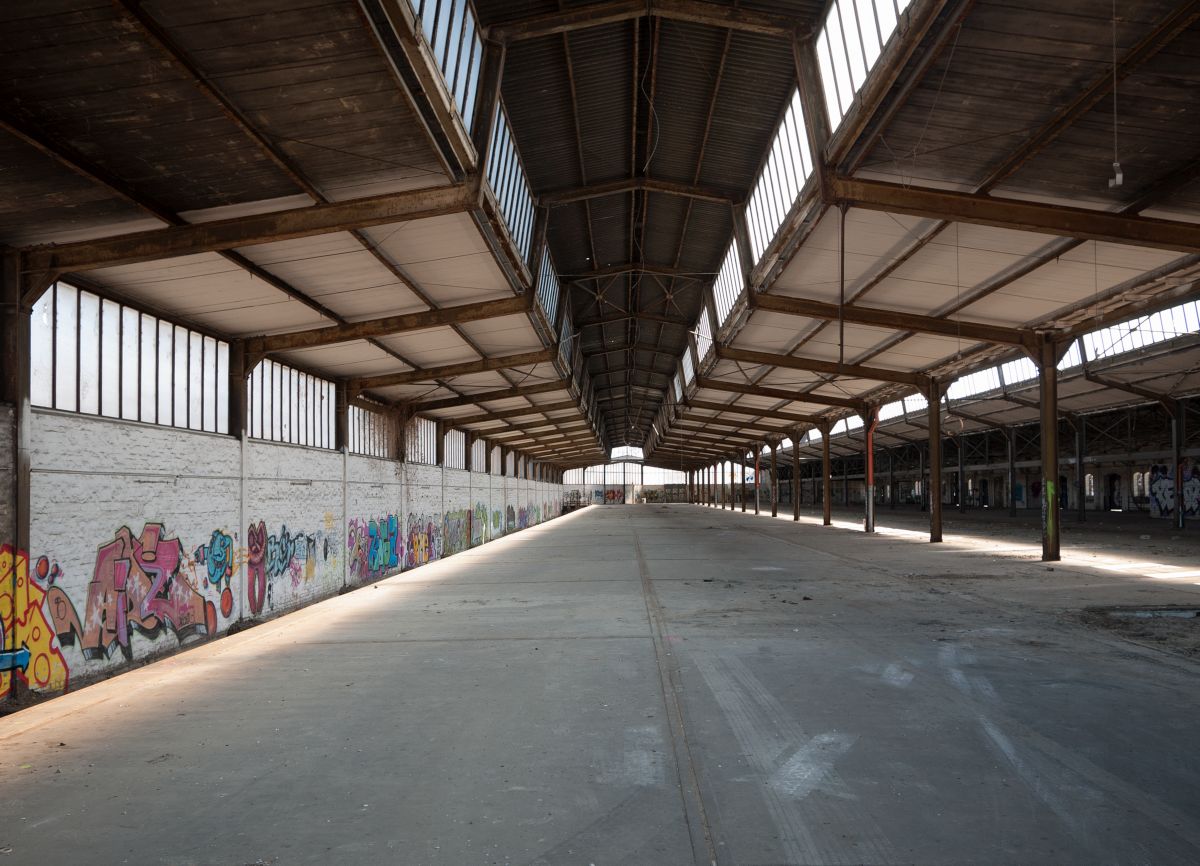 Noch kann man sich ein Bild machen vom Aussehen der alten Hallen auf dem Gelände des ehemaligen Güterbahnhofs Hamburg-Altona. Hier soll demnächst ein Wohngebiet entstehen -  Neue Mitte Altona  genannt. 9.8.2015 