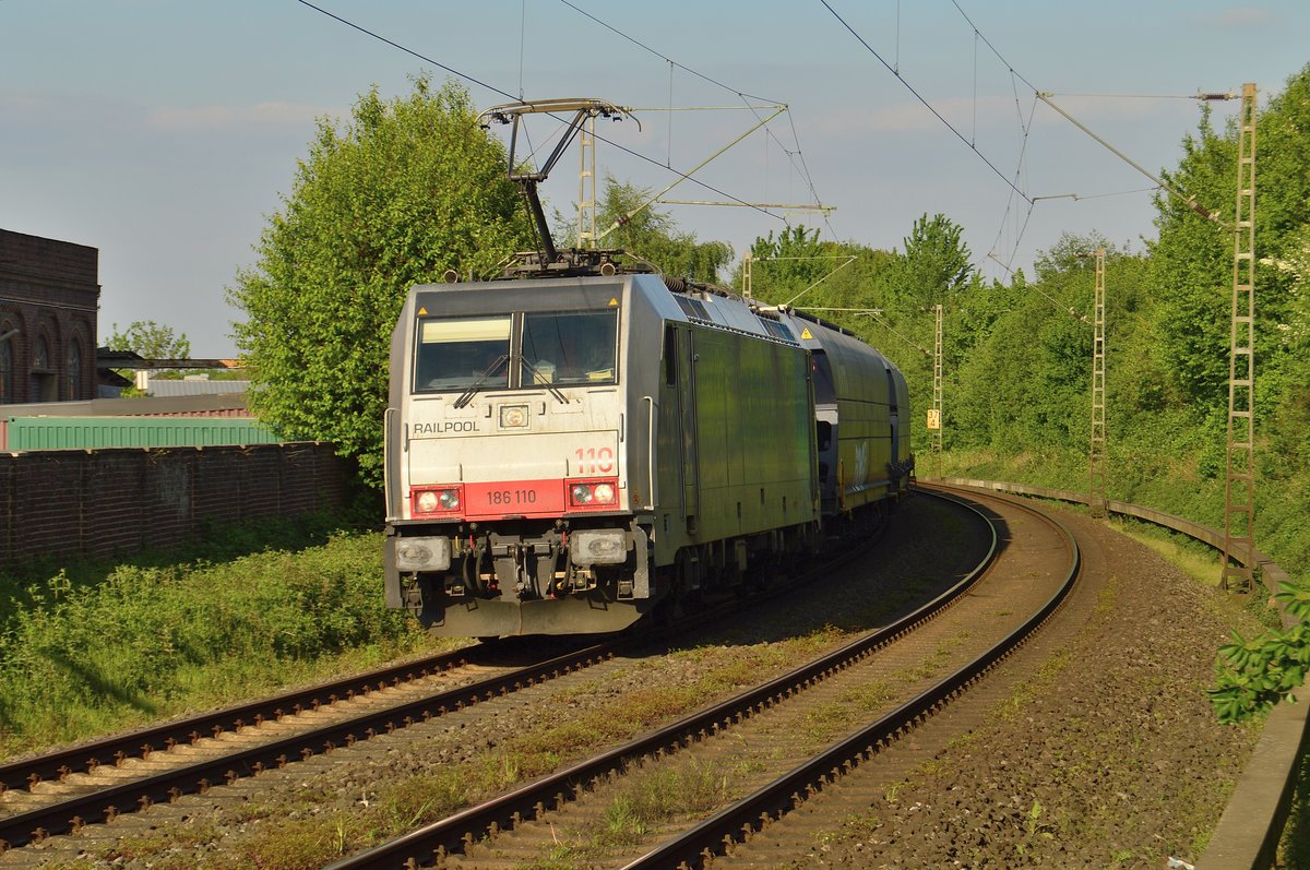 Noch mal ein Bild der 186 110 in Jüchen mit einem Silowagenzug am Haken.
9.5.2017