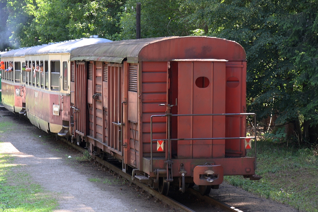 Noch mit seiner ursprünglichen Fahrzeugnummer angeschriebener ex CFR 10 53 1001 201-6 als letztes Fahrzeug des OS 21256 (Jindrichuv Hradec - Nova Bystrice) am 05.August 2018 im Bahnhof Strizovice.