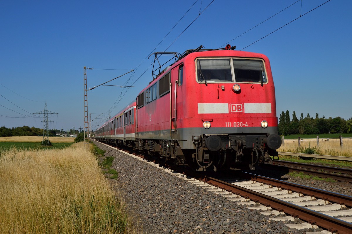 Noch nie vor die Linse bekommen, die 111 020-4 mit einem RE4 Verstärker gestern Abend gen Aachen fahrend bei Wickrathhahn. 10.7.2015