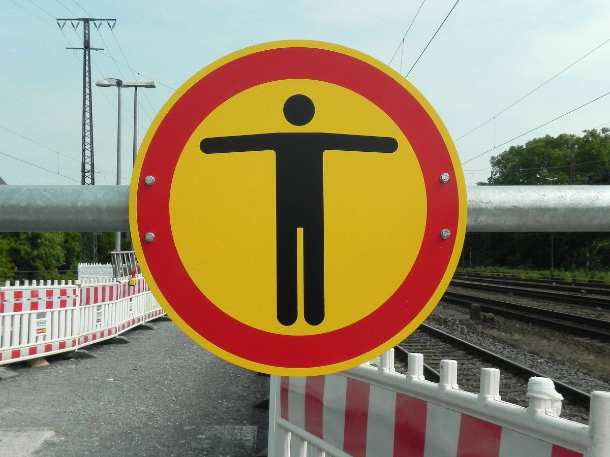 Noch ohne jeden Kratzer. Ein neues Schild am Bahnsteigende in Köln West wurde erst vor kurzem angebaut und hat noch keine Schäden.

Köln West 23.05.2015
