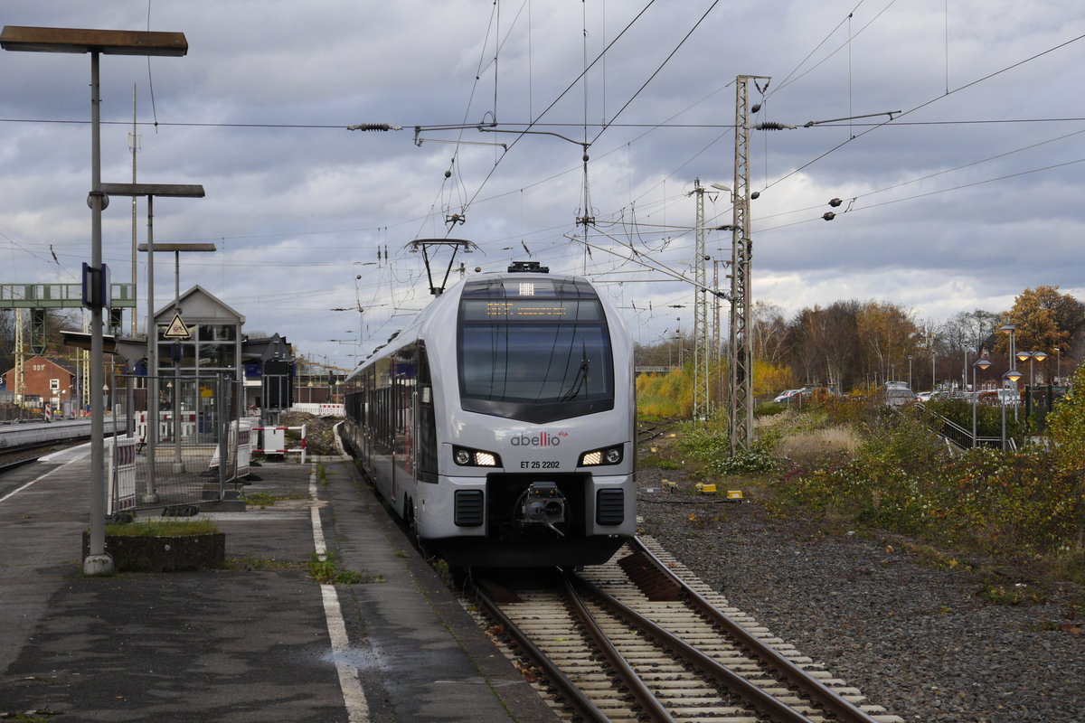 Noch pendelt Abellio ET 25 2202 im Auftrag von DB Regio NRW zwischen Wesel und Duisburg (werktags Mönchengladbach). Ab 11.12. ist ABRN der neue Betreiber der RB 35. Aufnahme: Wesel, 20.11.16.