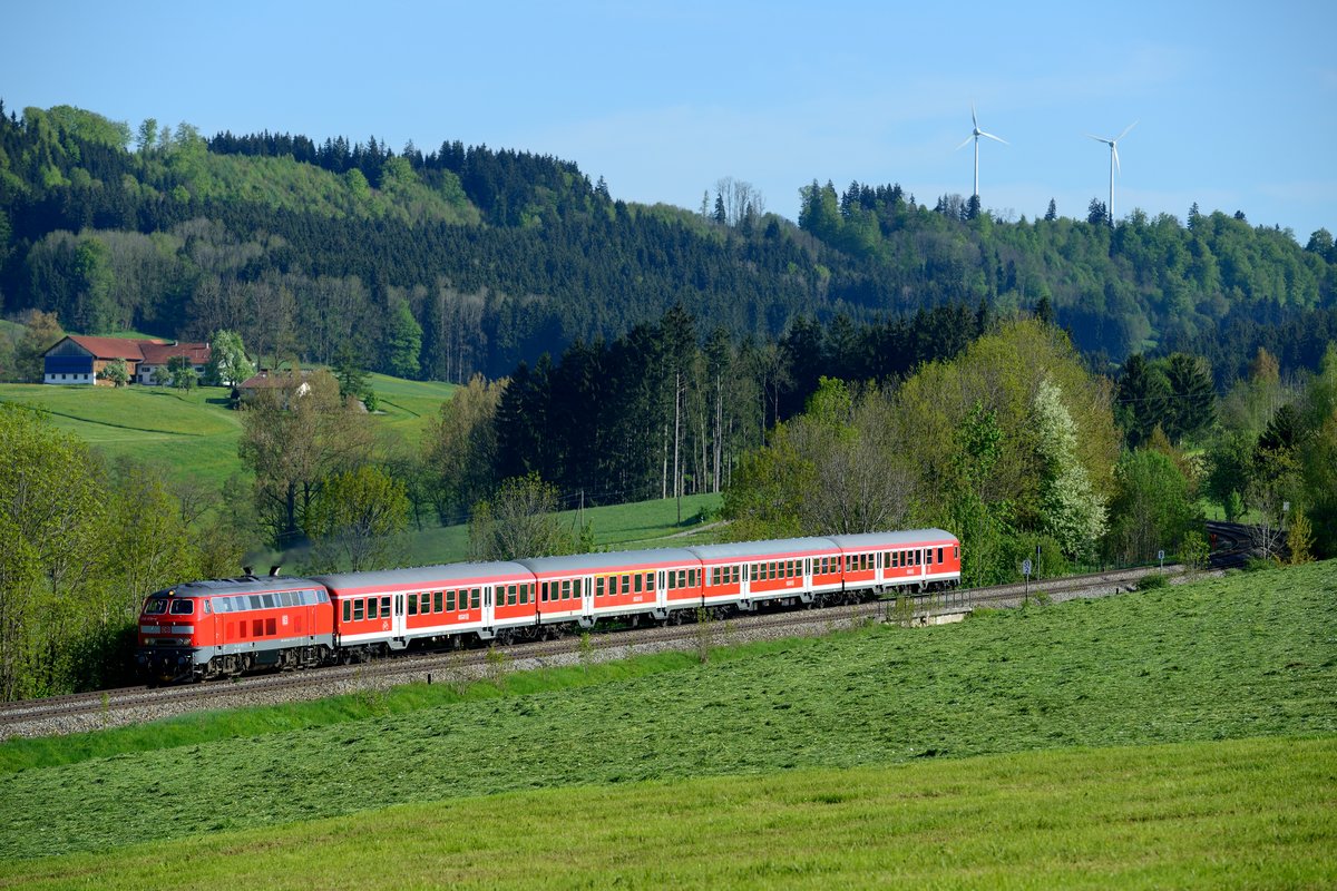 Noch recht frisch aus der HU zurückgekehrt ist die 218 435 und setzt damit einen kräftigen Farbakzent in der Allgäuer Frühlingslandschaft. Am 15. Mai 2013 beförderte sie den RE 57582 nach Kempten und wird in wenigen Minuten dieses Ziel erreicht haben, als sie den Fotografen bei Ellenberg passiert.