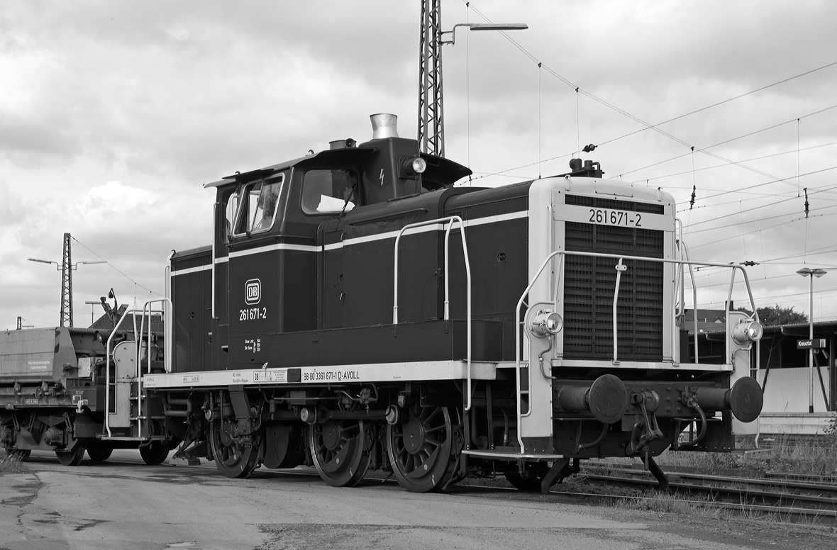 Noch so schn wie vor ber 50 Jahren.....

Die 261 671-2 (ex DB V60 671) der Aggerbahn (Andreas Voll e.K., Wiehl),  rangiert am 21.09.2013 mit Seitenkippwagen in Kreuztal am B Httenstrae. Die V60 der schweren Bauart wurde 1959 von MaK unter der Fabriknummer 600260 als V 60 671 gebaut, 1968 erfolgte die Umbezeichnung in 261 671-2, 1984 erfolgte schon die Ausmusterung bei der DB.

Die Lok hat die NVR-Nummer 98 80 3361 671-1 D-AVOLL, somit msste es eigentlich 361 671-1 heien, der NVR-Nummer entsprechend.
